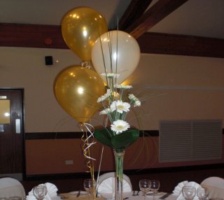 cream and gold table balloons 