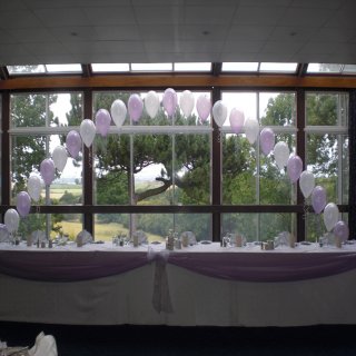 lilac & white top table balloon arch 